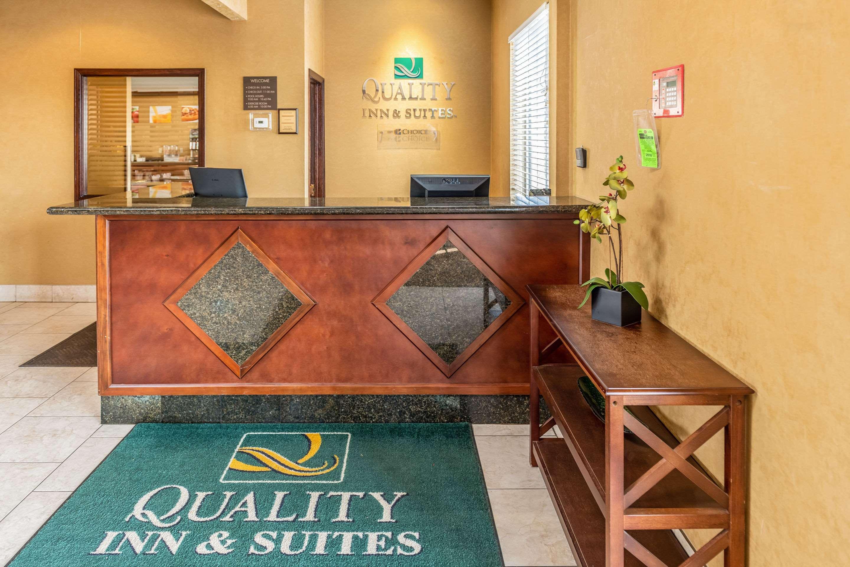 Quality Inn & Suites Seville Exteriör bild
