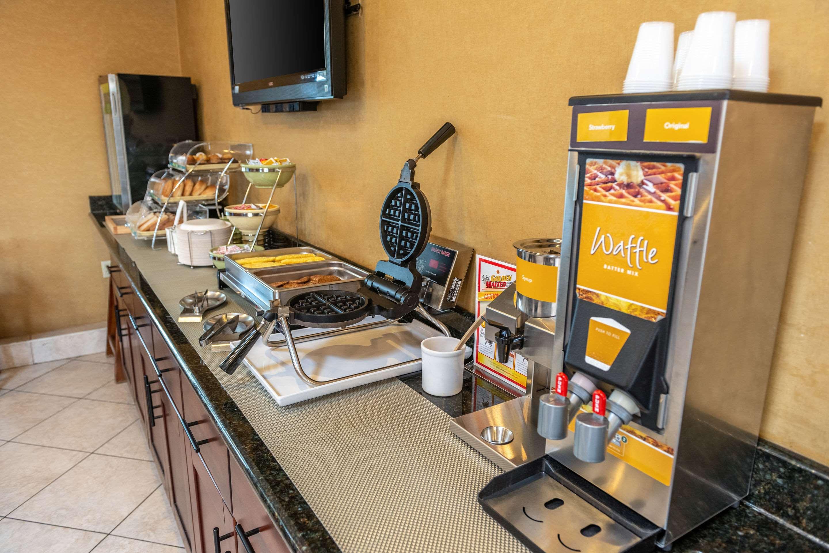 Quality Inn & Suites Seville Exteriör bild