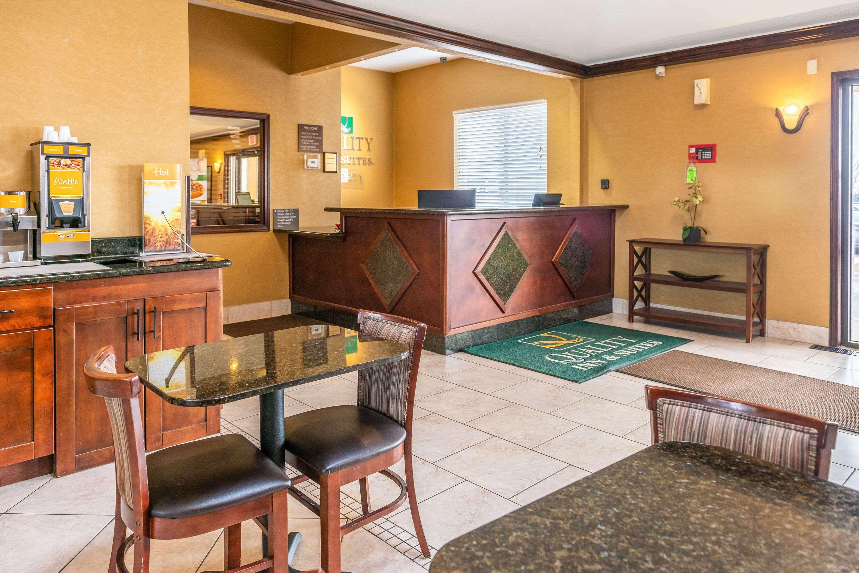 Quality Inn & Suites Seville Exteriör bild
