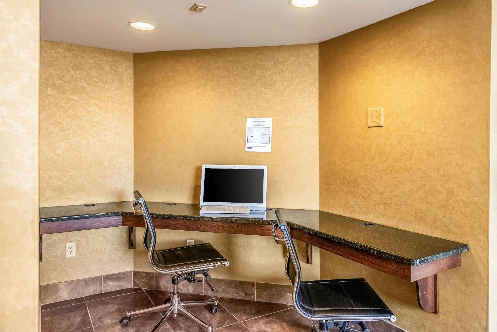 Quality Inn & Suites Seville Exteriör bild