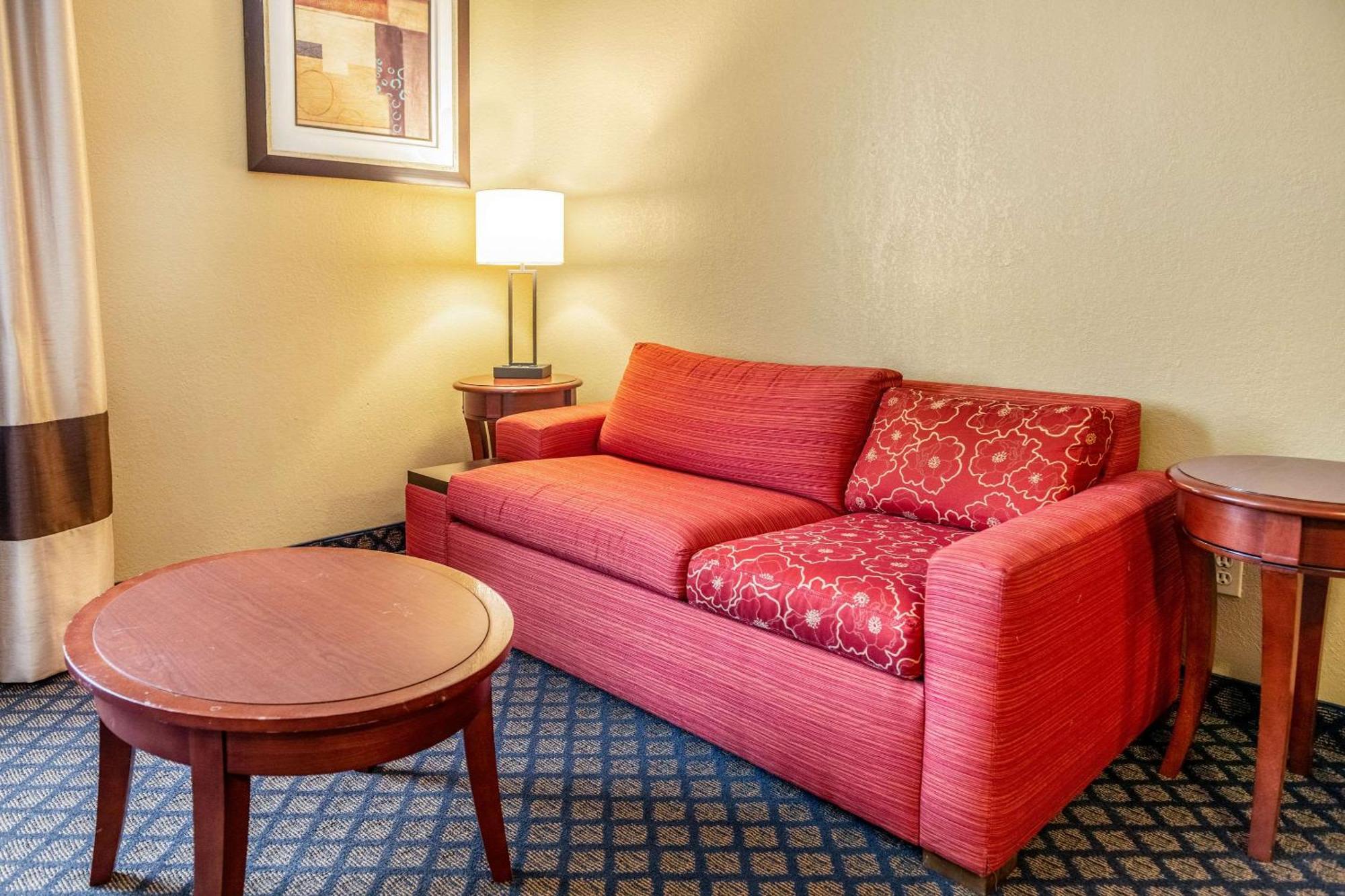 Quality Inn & Suites Seville Exteriör bild